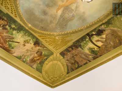 Su ciascun lato sono infine raffigurati putti e figure allegoriche ritraenti le protettrici delle arti, ovvero le muse Clio, Euterpe, Urania, Tersicore ed Erato